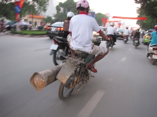 Chiếc xe cà tàng chở bình khí nén cỡ lớn lưu thông trên đường gây kinh hoàng cho người tham gia giao thông. (ảnh: 24h ).